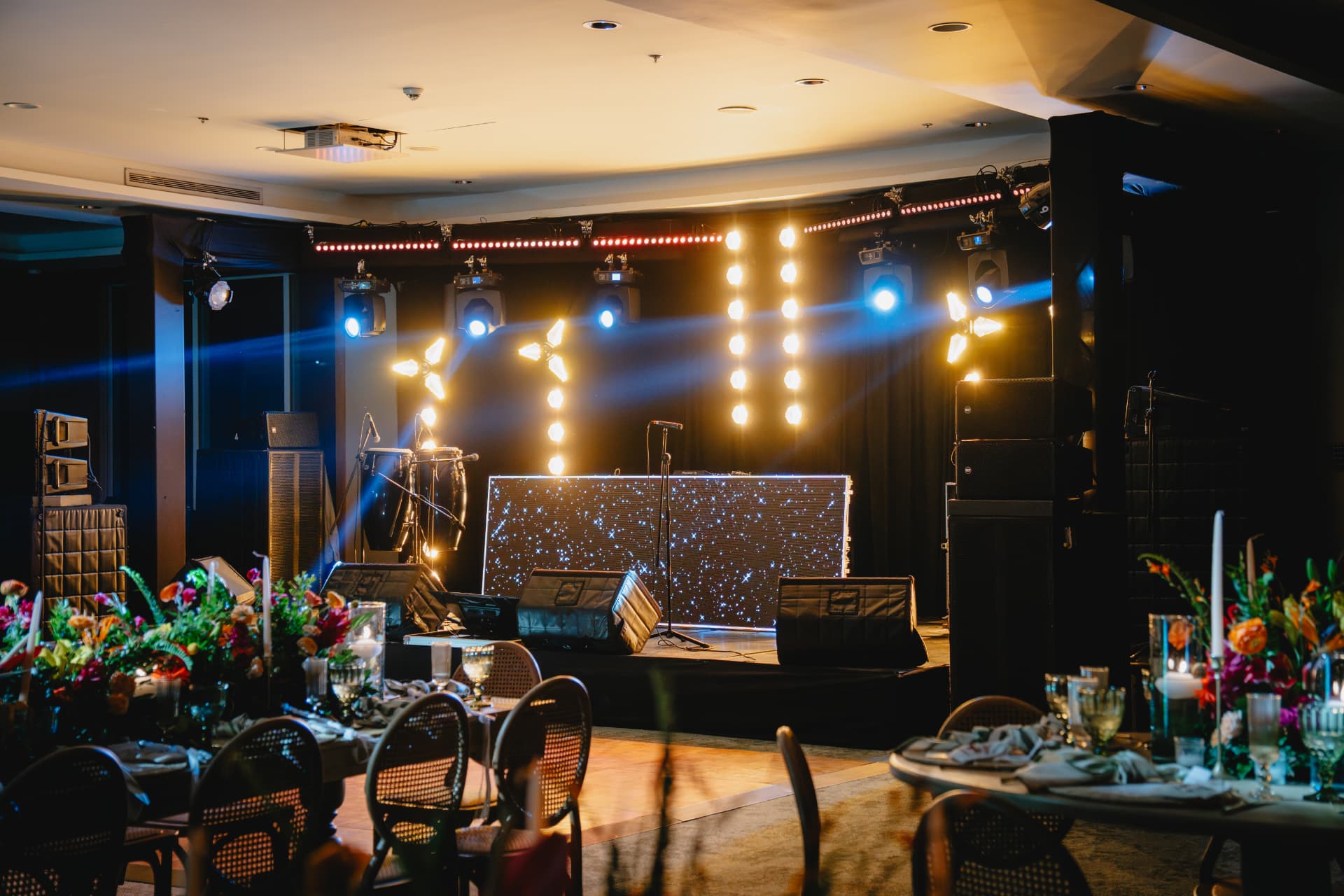 Boda en Santa Marta producida por Eventor: tarima, iluminación y pista