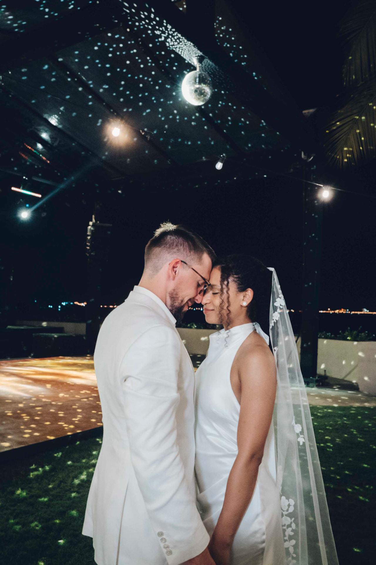 Boda en Santa Marta producida por Eventor: tarima, iluminación y pista