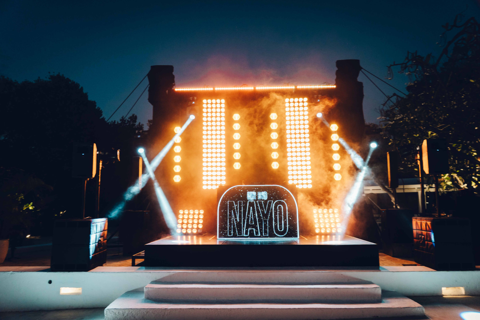 Boda en Santa Marta producida por Eventor: tarima, iluminación y pista