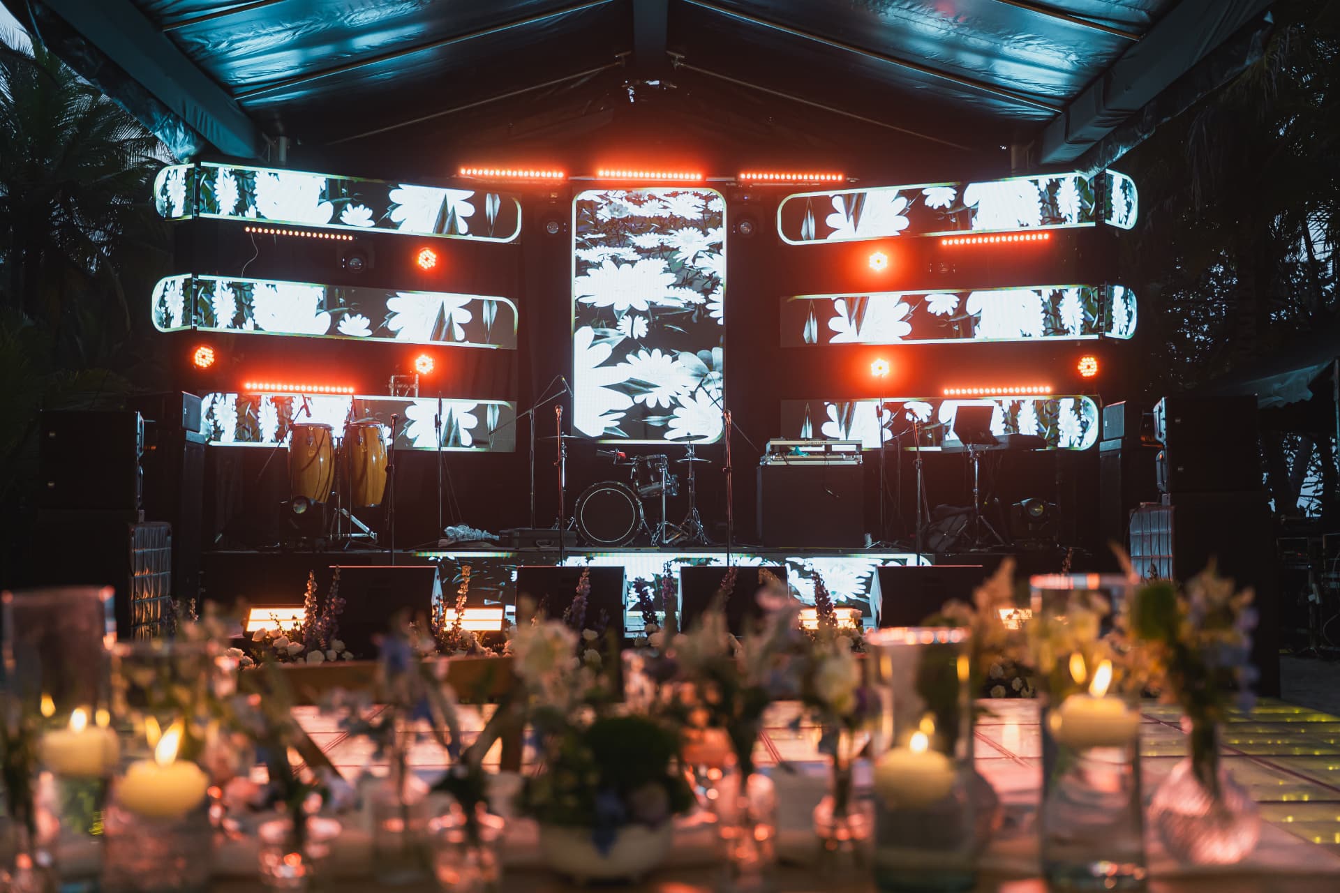 Boda en Santa Marta producida por Eventor: tarima, iluminación y pista