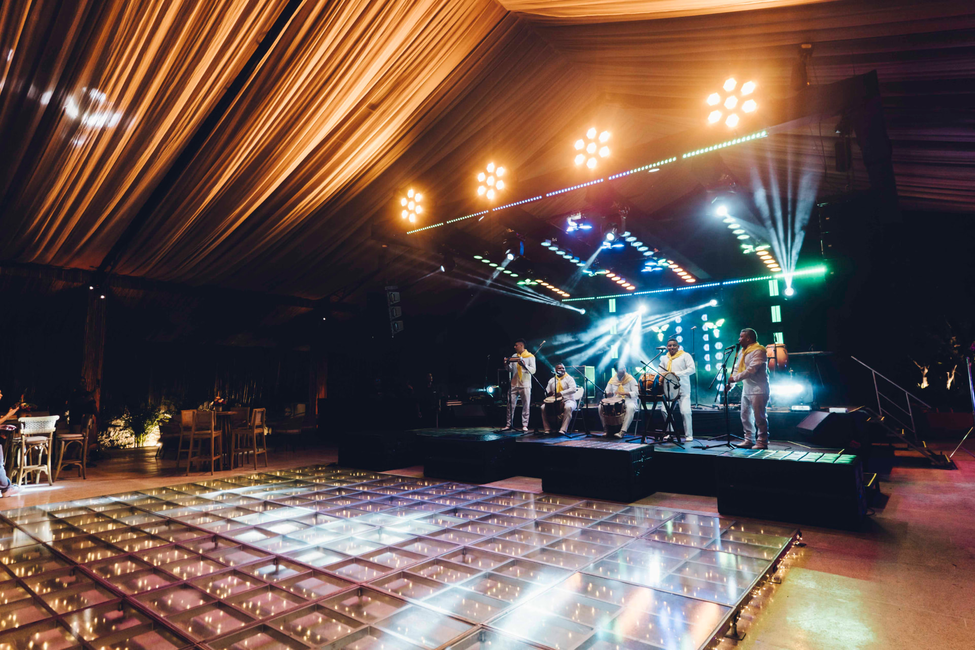 Boda en Santa Marta producida por Eventor: tarima, iluminación y pista