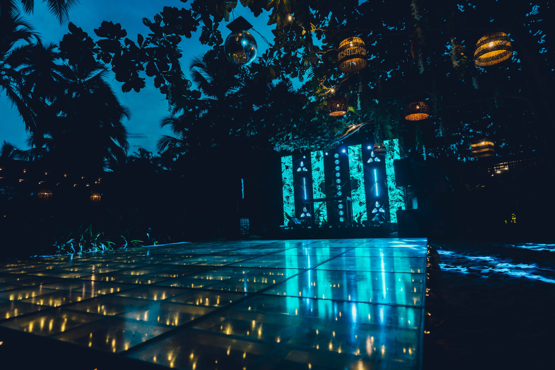 Boda en Santa Marta producida por Eventor: tarima, iluminación y pista