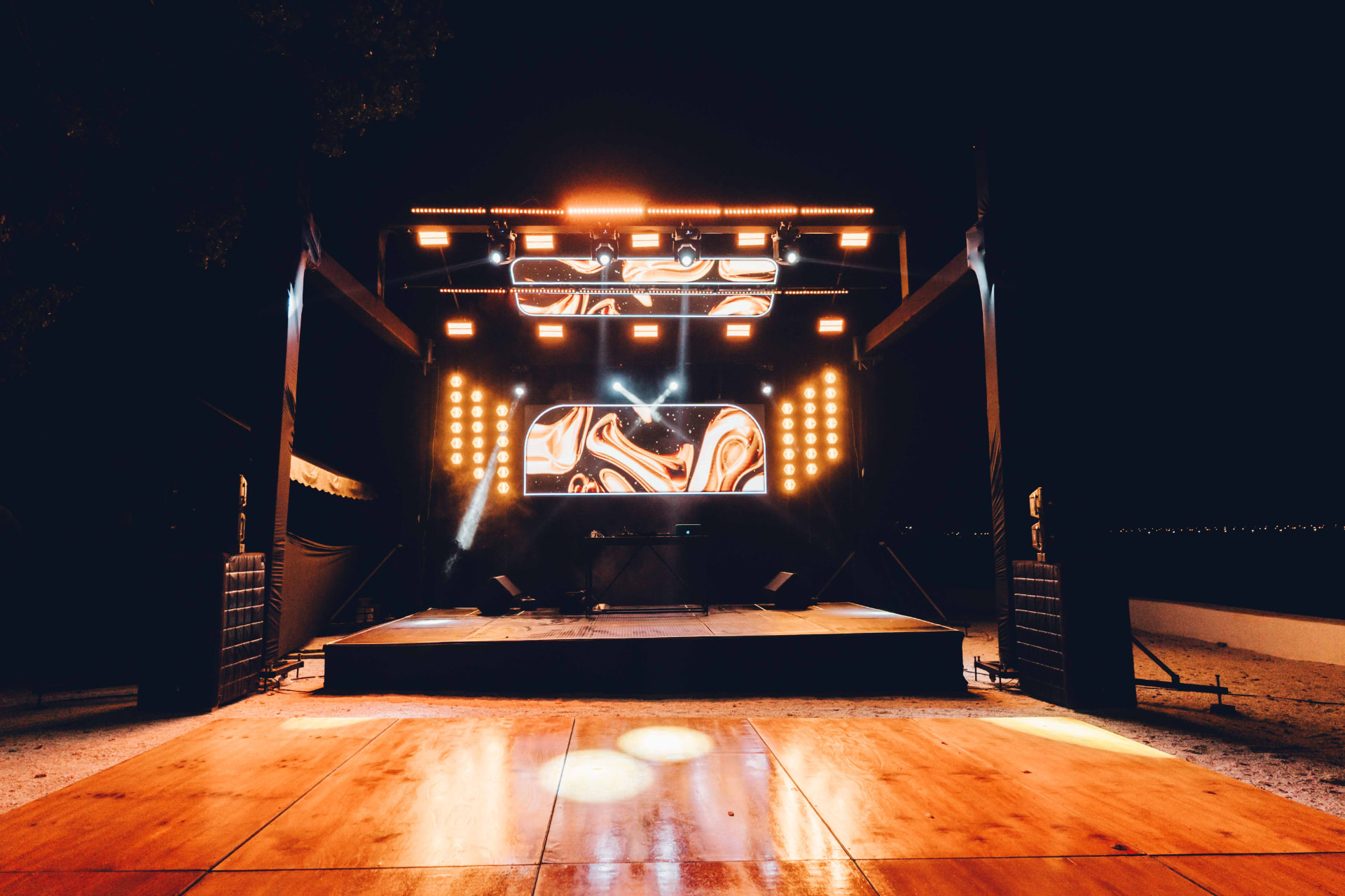 Boda en Santa Marta producida por Eventor: tarima, iluminación y pista