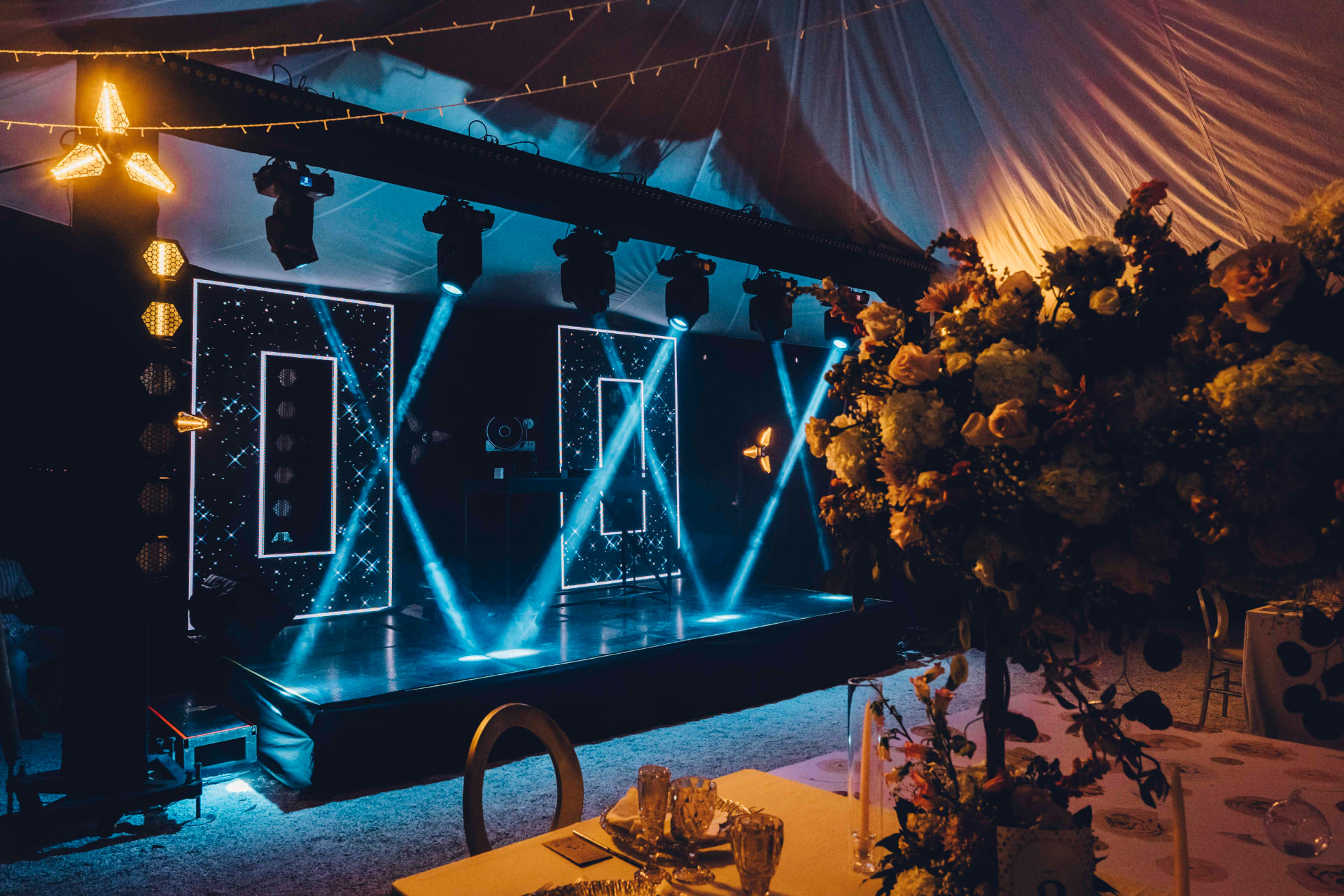 Boda en Santa Marta producida por Eventor: tarima, iluminación y pista