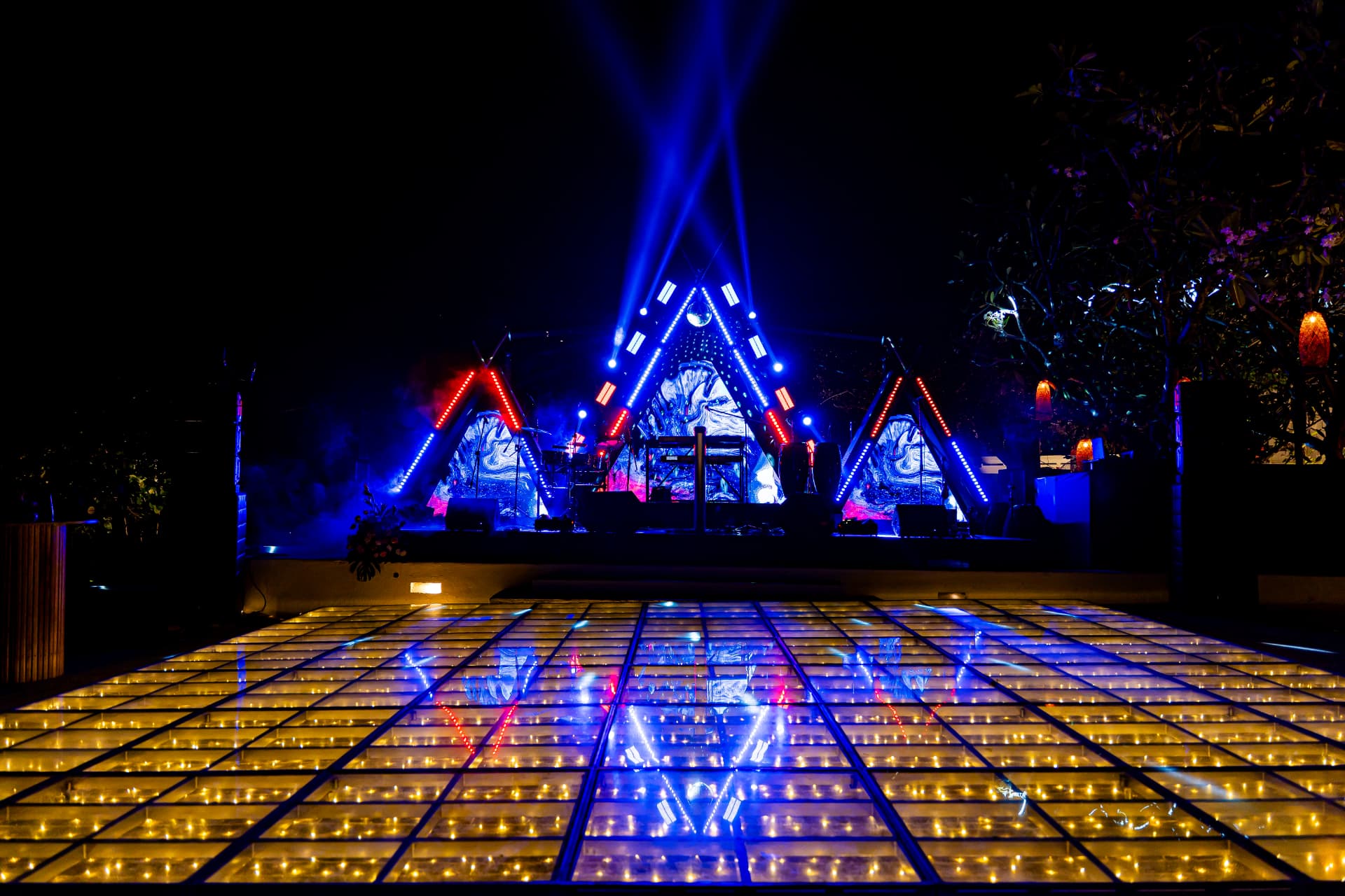 Boda en Santa Marta producida por Eventor: tarima, iluminación y pista