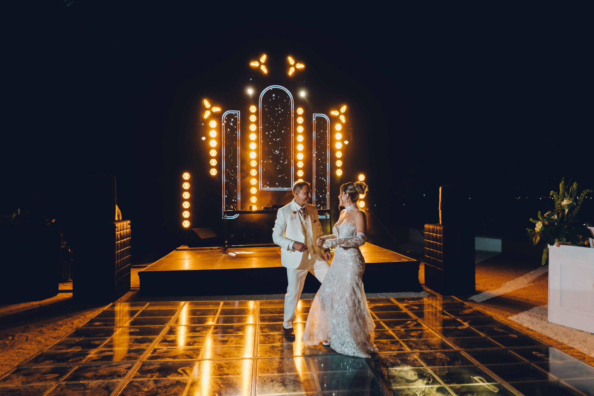 Boda en Santa Marta producida por Eventor: tarima, iluminación y pista