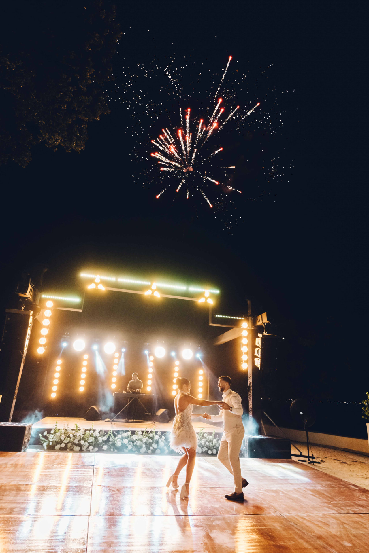 Boda en Santa Marta producida por Eventor: tarima, iluminación y pista