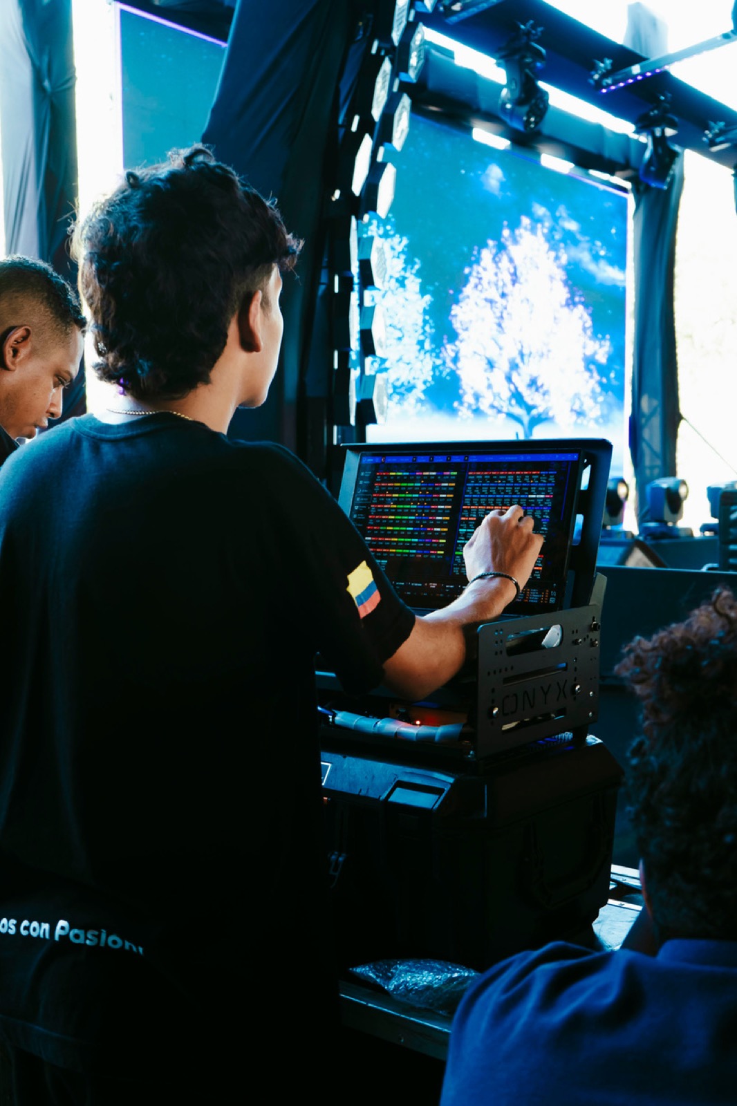 Técnico de Eventor operando la consola de iluminación durante la fiesta